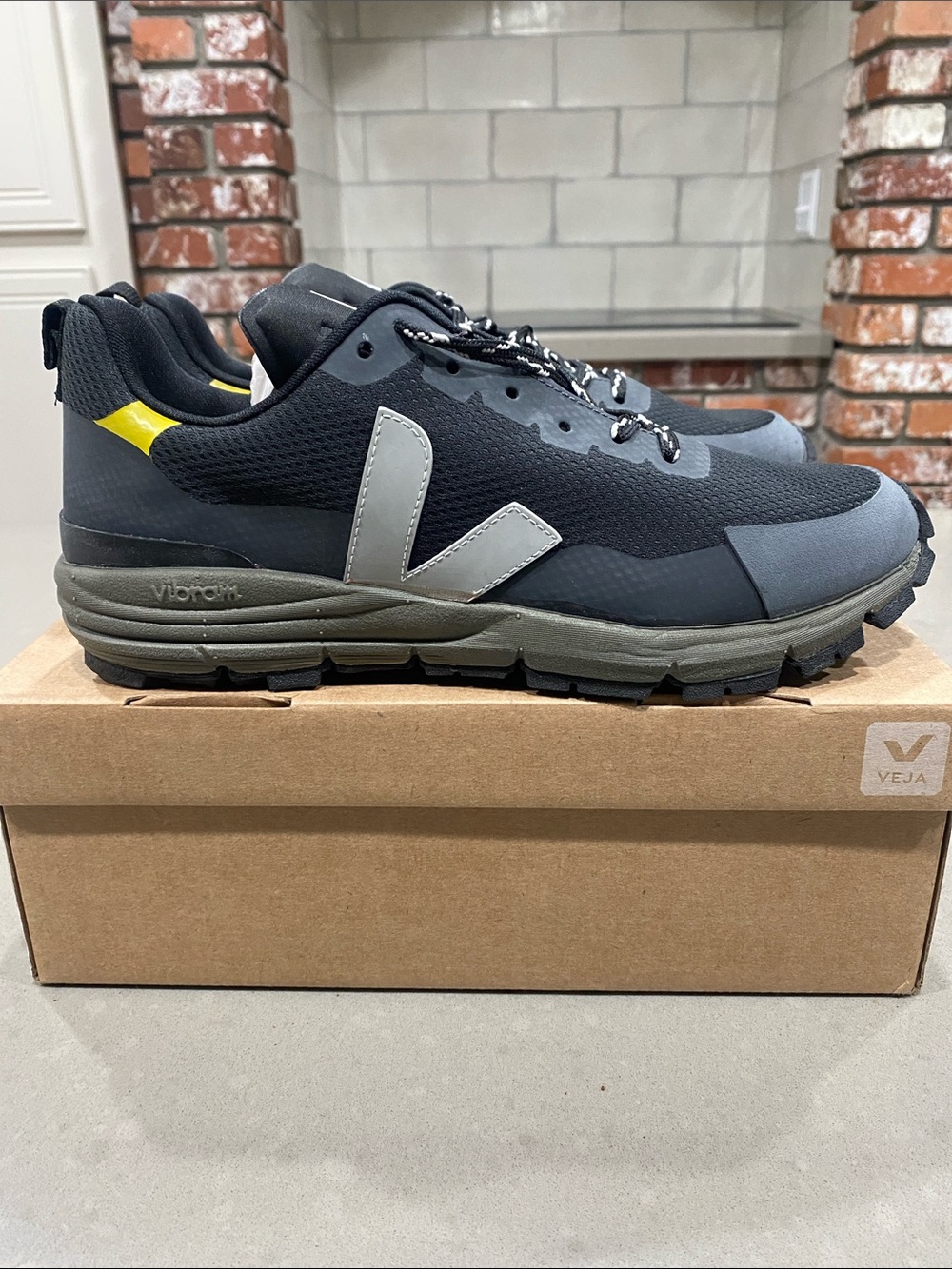 NIB veja dekkan sneakers vibram 41 womens size 9/10